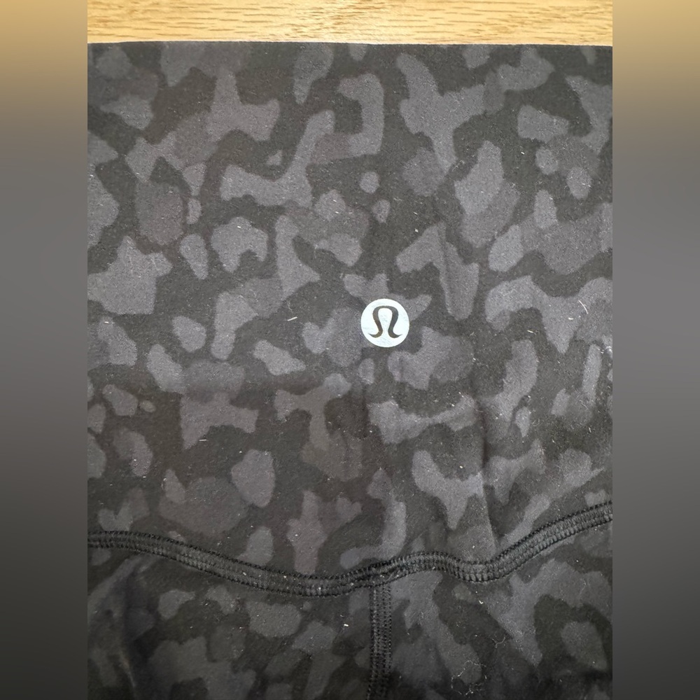 Authentic Lululemon Black Patterned Leggings - Si… - image 3